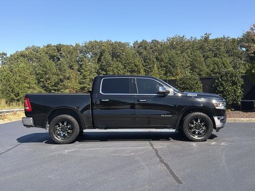 Diamond Black Crystal Pearlcoat 2019 RAM 1500 Laramie
