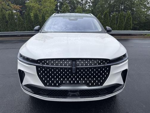 White Platinum Metallic Tri-Coat 2025 Lincoln Nautilus Reserve