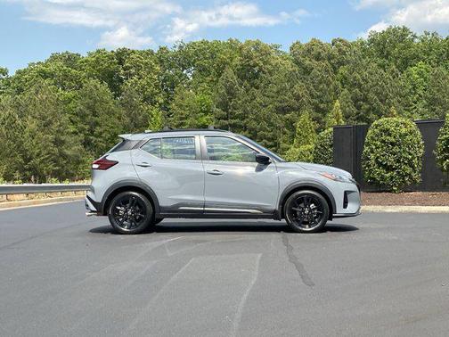 Boulder Gray Pearl 2022 Nissan Kicks SR