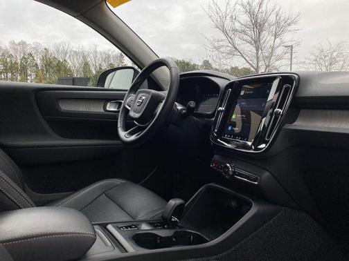 2025 Volvo XC40 B5 Core Bright Theme