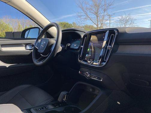 2025 Volvo XC40 B5 Core Bright Theme