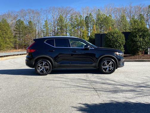 2025 Volvo XC40 B5 Core Bright Theme