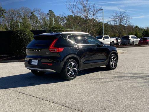 2025 Volvo XC40 B5 Core Bright Theme