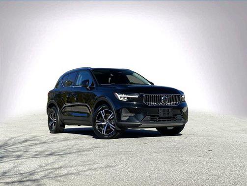 2025 Volvo XC40 B5 Core Bright Theme