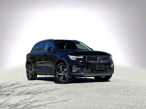 2025 Volvo XC40 B5 Core Bright Theme