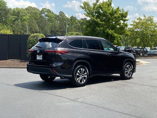 Opulent Amber 2022 Toyota Highlander XLE