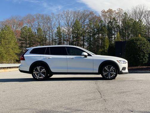 2025 Volvo V60 Cross Country B5 Plus