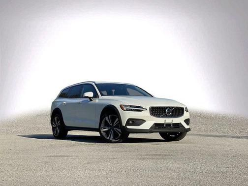 2025 Volvo V60 Cross Country B5 Plus