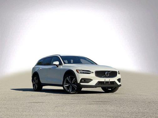 2025 Volvo V60 Cross Country B5 Plus
