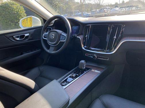 2025 Volvo V60 Cross Country B5 Plus