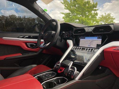 Bianco Comes Metallic 2022 Lamborghini Urus AWD