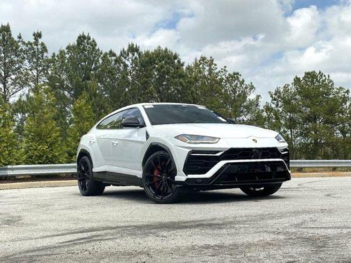 Bianco Comes Metallic 2022 Lamborghini Urus AWD