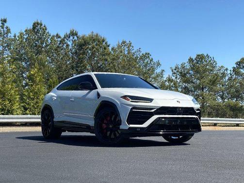 Bianco Comes Metallic 2022 Lamborghini Urus AWD