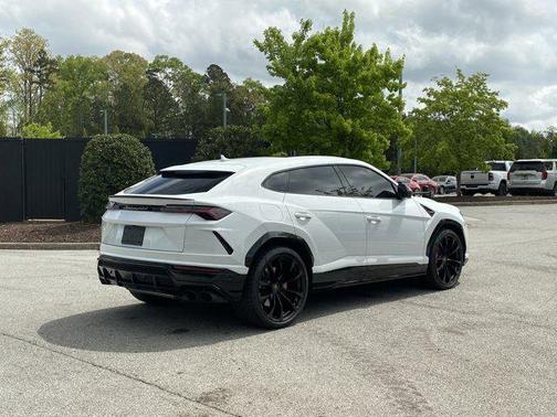 Bianco Comes Metallic 2022 Lamborghini Urus AWD