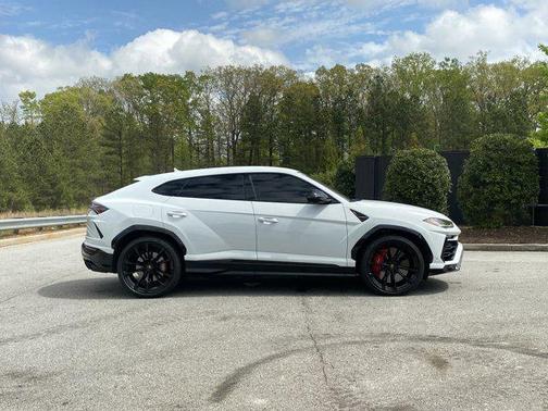 Bianco Comes Metallic 2022 Lamborghini Urus AWD