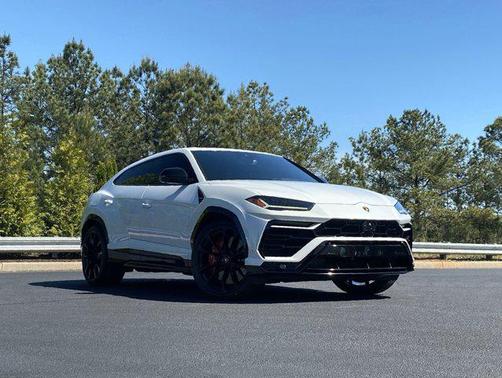 Bianco Comes Metallic 2022 Lamborghini Urus AWD