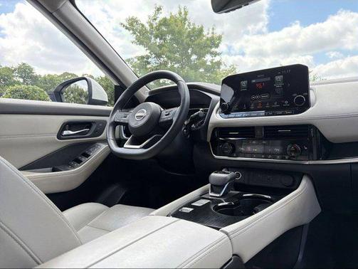 Pearl White Tricoat 2023 Nissan Rogue SL