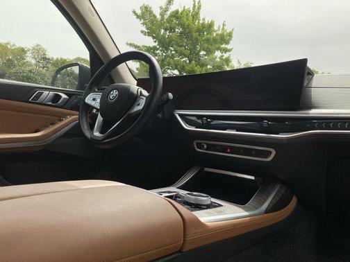 Black Sapphire Metallic 2024 BMW X7 xDrive40i