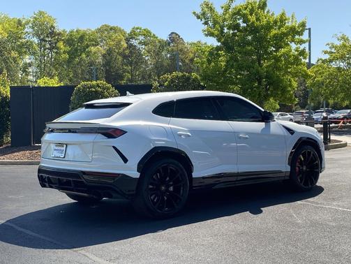 Bianco Comes Metallic 2022 Lamborghini Urus AWD