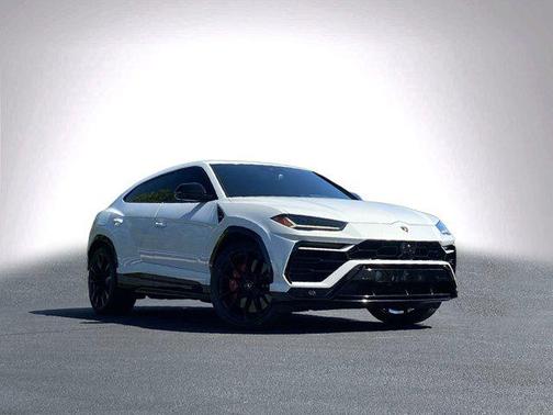 Bianco Comes Metallic 2022 Lamborghini Urus AWD