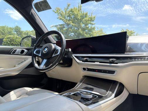 Mineral White Metallic 2023 BMW X7 xDrive40i