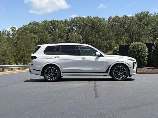 Mineral White Metallic 2023 BMW X7 xDrive40i