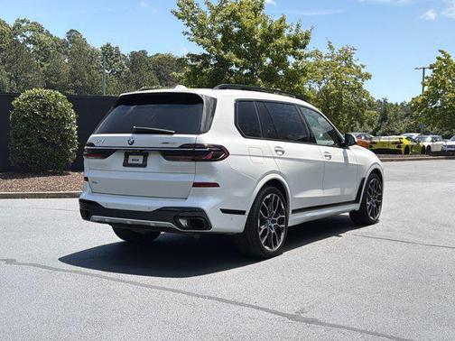 Mineral White Metallic 2023 BMW X7 xDrive40i