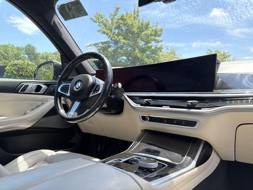 Mineral White Metallic 2023 BMW X7 xDrive40i