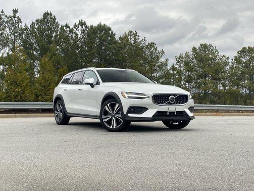 2025 Volvo V60 Cross Country Plus, B5 AWD Gas (mild hybrid)