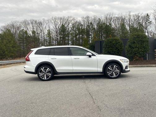 2025 Volvo V60 Cross Country Plus, B5 AWD Gas (mild hybrid)