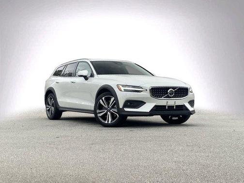 2025 Volvo V60 Cross Country Plus, B5 AWD Gas (mild hybrid)