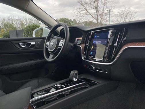 2025 Volvo V60 Cross Country Plus, B5 AWD Gas (mild hybrid)