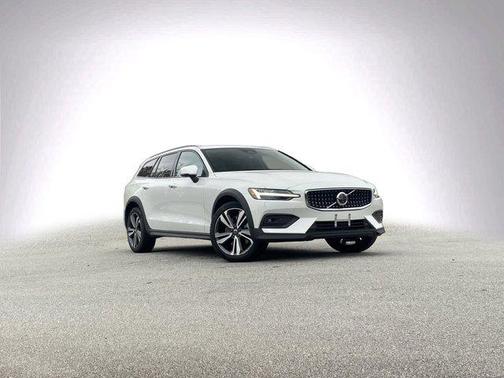2025 Volvo V60 Cross Country Plus, B5 AWD Gas (mild hybrid)