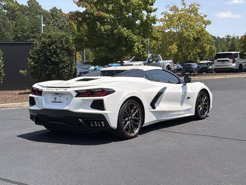 White Pearl Metallic Tricoat 2023 Chevrolet Corvette Stingray w/3LT