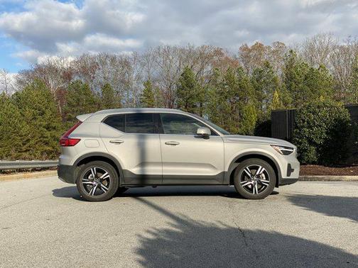 2025 Volvo XC40 B5 Core Bright Theme