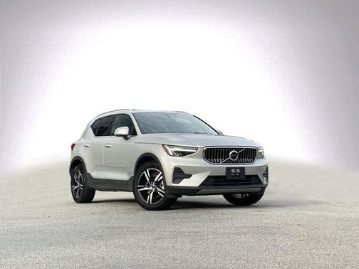 2025 Volvo XC40 B5 Core Bright Theme