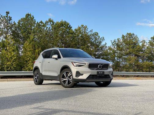 2025 Volvo XC40 B5 Core Bright Theme