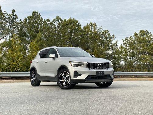 2025 Volvo XC40 B5 Core Bright Theme