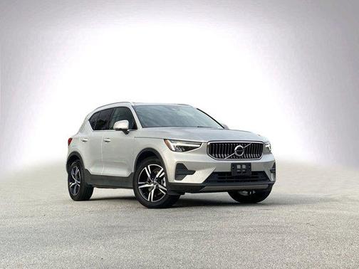 2025 Volvo XC40 B5 Core Bright Theme