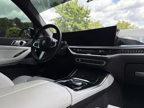 Mineral White Metallic 2024 BMW X5 xDrive40i