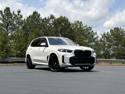 Mineral White Metallic 2024 BMW X5 xDrive40i
