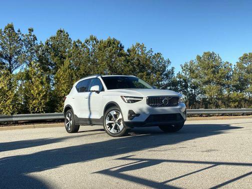 2025 Volvo XC40 B5 Plus Bright Theme