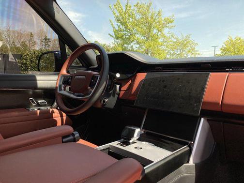 2024 Land Rover Range Rover P615 SV
