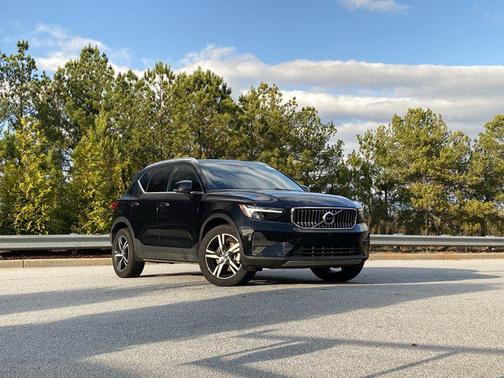 2025 Volvo XC40 B5 Core Bright Theme