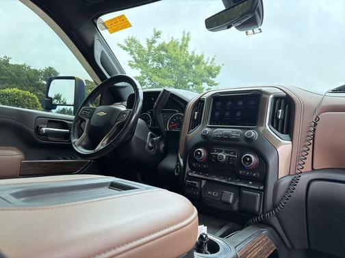 Iridescent Pearl Tricoat 2022 Chevrolet Silverado 2500 High Country
