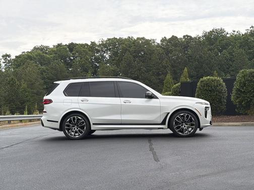 Mineral White Metallic 2024 BMW X7 M60i