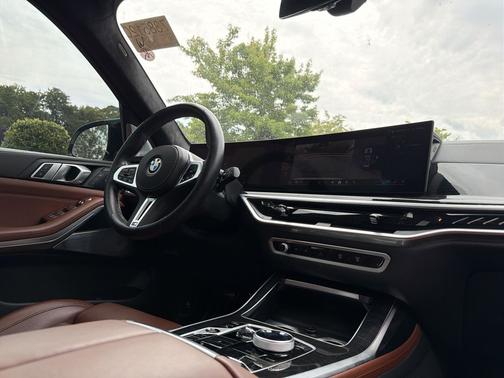 Mineral White Metallic 2024 BMW X7 M60i