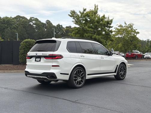 Mineral White Metallic 2024 BMW X7 M60i