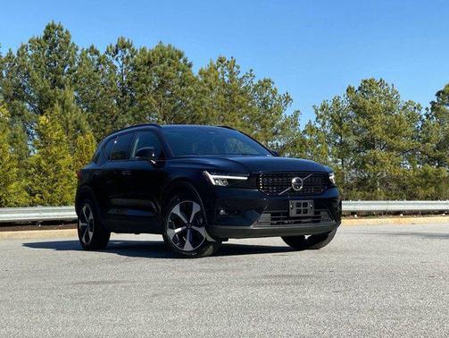 2025 Volvo XC40 B5 Plus Dark Theme