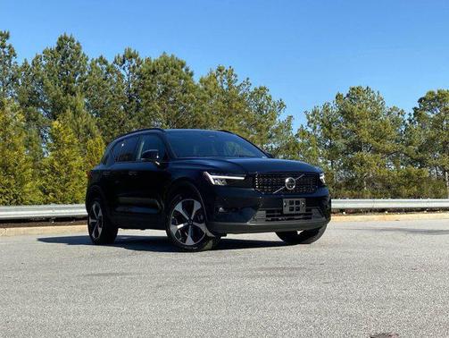 2025 Volvo XC40 B5 Plus Dark Theme